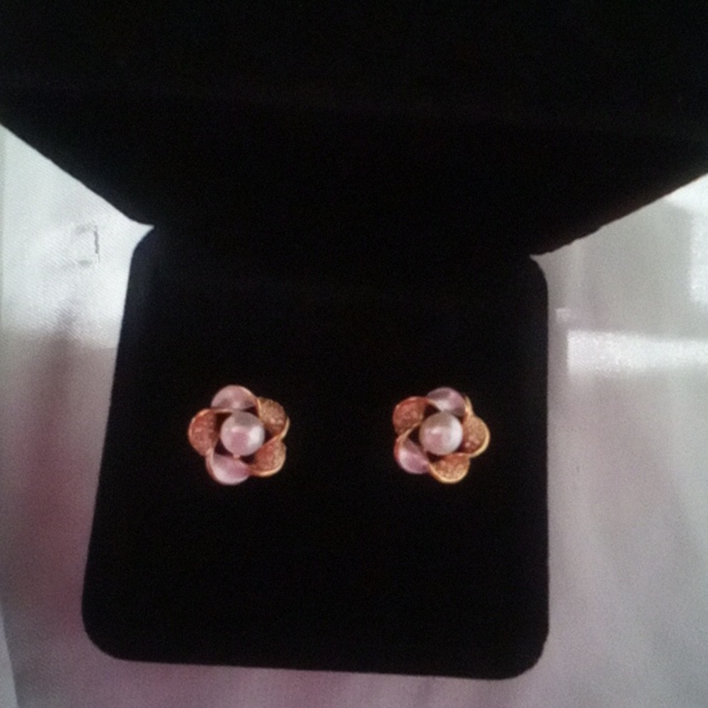 LOW START!!! Genuine Pearl earrings new in gift box